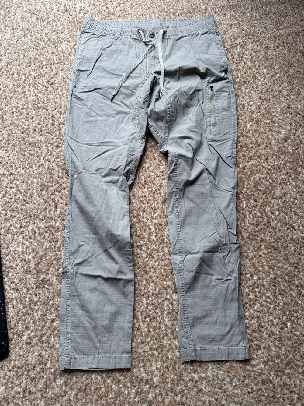 Vuori Men's Cargo Drawstring Pants in Light Gray